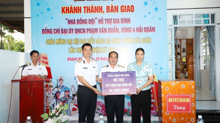 Chính ủy Quân chủng Hải quân trao nhà đồng đội tại Khánh Hòa