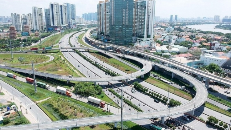 Đầu tư công Việt Nam tăng 40% trong nửa đầu năm 2025
