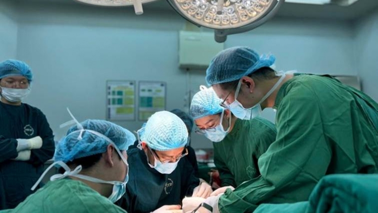 Phẫu thuật thành công khối u sắc tố khổng lồ ở lưng bé 8 tuổi