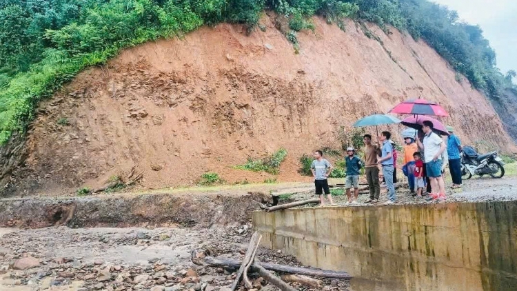 Mưa lũ gây sạt lở, chia cắt giao thông tại nhiều xã vùng cao Điện Biên