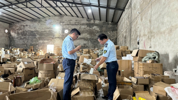 Lực lượng Quản lý thị trường tỉnh Quảng Ninh vừa phát hiện một kho hàng chứa hơn 47.000 sản phẩm vi 