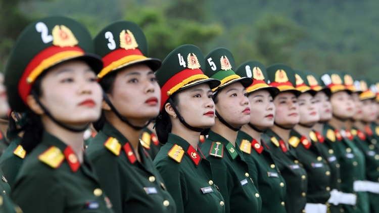 Nữ chiến sỹ vượt nắng, thắng mưa say sưa luyện tập diễu binh, diễu hành mừng Quốc khánh