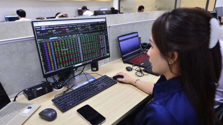 Thị trường chứng khoán tiếp đà tăng trưởng, VN-Index vượt mốc 1.530 điểm