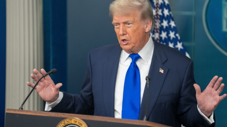 Tổng thống Donald Trump đưa ra loạt thông báo thuế quan mới, trong đó có chất bán dẫn và dược phẩm