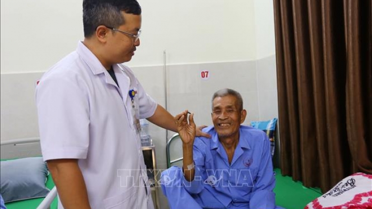 Gắp thành công đầu đạn nằm trong cơ thể một cựu chiến binh hơn 60 năm ​