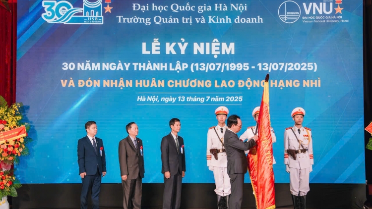 Trường Quản trị và Kinh doanh đón nhận Huân chương Lao động hạng Nhì