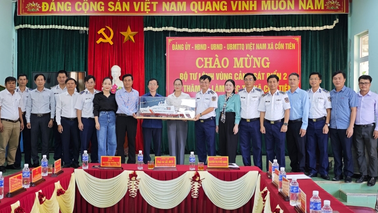 Cảnh sát biển Việt Nam đến với đồng bào dân tộc Pacô, Vân Kiều