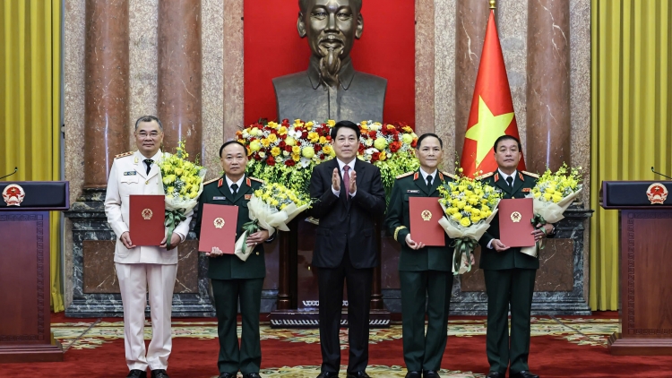 Chủ tịch nước Lương Cường trao quyết định thăng quân hàm, cấp bậc hàm Thượng tướng 