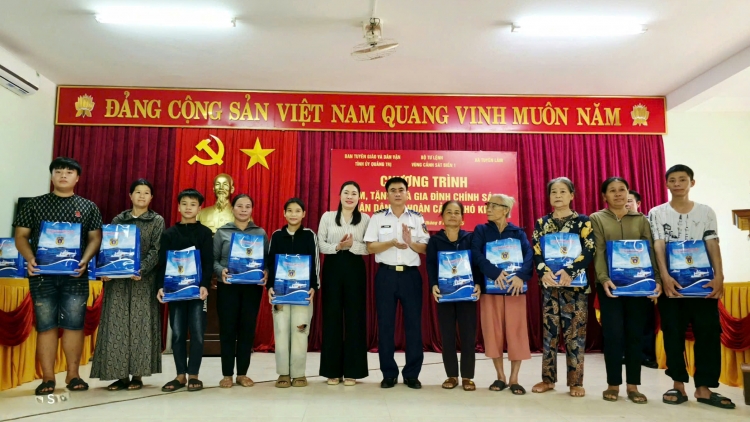 Vùng Cảnh sát biển 1 tuyên truyền an ninh biển, đảo tại xã Tuyên Lâm, Quảng Trị