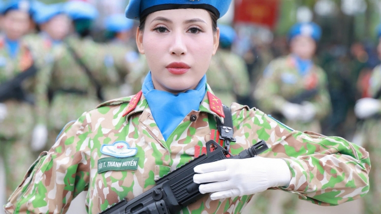 Vượt nắng mưa, những bóng hồng cảnh sát biển rạng rỡ trong đội hình A80