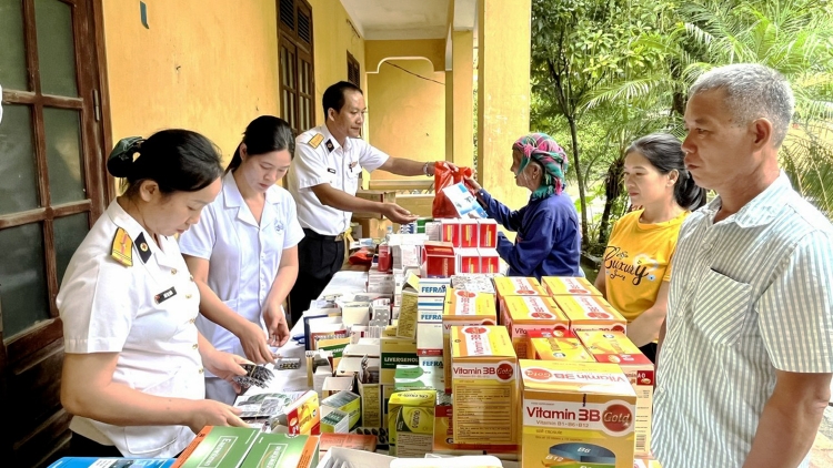 Chung tay giúp dân sau lũ dữ
