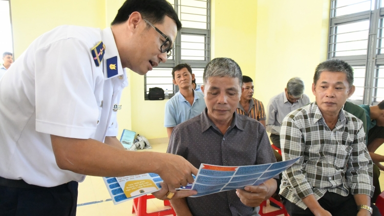 Vùng Cảnh sát biển 2 đồng hành với ngư dân và đồng bào dân tộc, tôn giáo tỉnh Quảng Ngãi