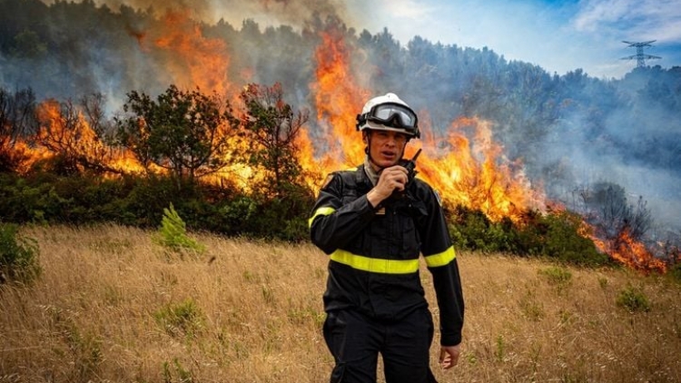 Pháp chật vật khống chế đám cháy rừng lớn nhất trong 80 năm qua