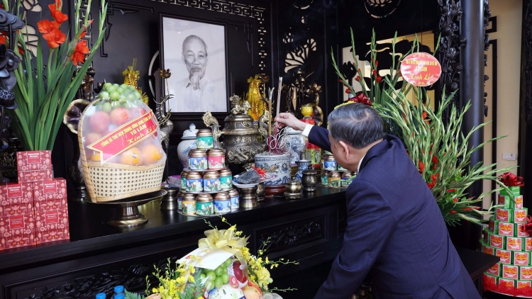 Thời sự 18h 31/8/2025: Tổng Bí thư Tô Lâm dâng hương tưởng niệm Chủ tịch Hồ Chí Minh