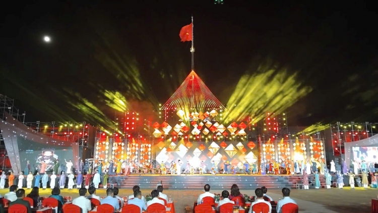 Chương trình chính luận nghệ thuật Dưới cờ vinh quang tại Huế