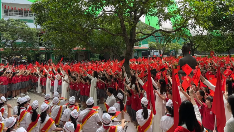 3.000 học sinh, giáo viên, nhân viên hòa chung không khí kỷ niệm 80 năm Cách mạng Tháng Tám