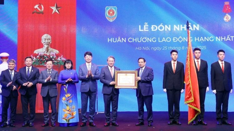 Bộ Tư pháp đón nhận Huân chương Lao động hạng Nhất lần thứ 2 (28/08)