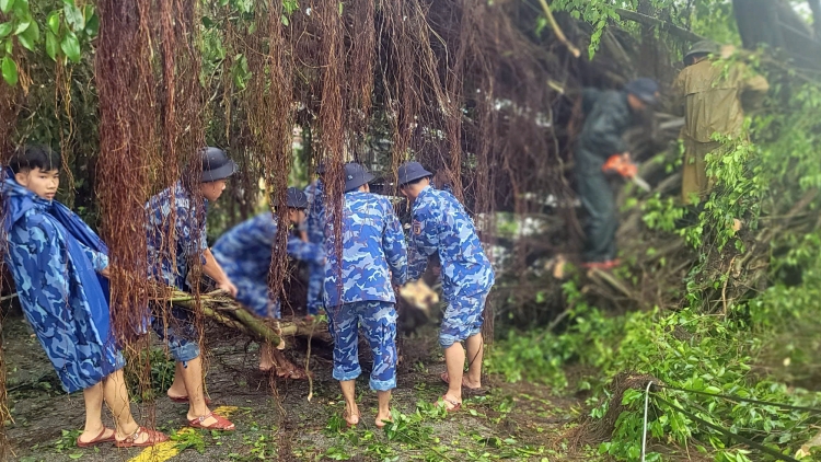 Vùng Cảnh sát biển 1 giúp dân khắc phục hậu quả bão số 5