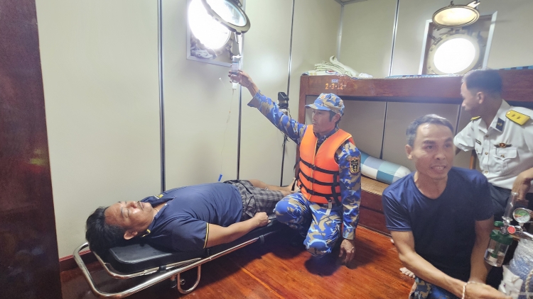 Hải đoàn 129 kịp thời đưa ngư dân bị nạn trên biển về Bệnh xá đảo Trường Sa cấp cứu