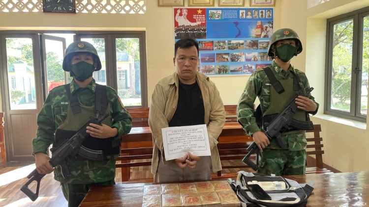 Bắt giữ đối tượng mua bán trái phép 10 bánh heroin