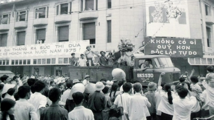 Trích Ghi nhanh không khí mừng chiến thắng tại Hồ Gươm chiều ngày 30-4-1975