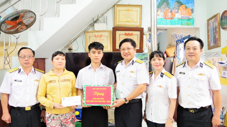Học viện Hải quân thăm, tặng quà con ngư dân được nhận đỡ đầu nhân dịp năm học mới
