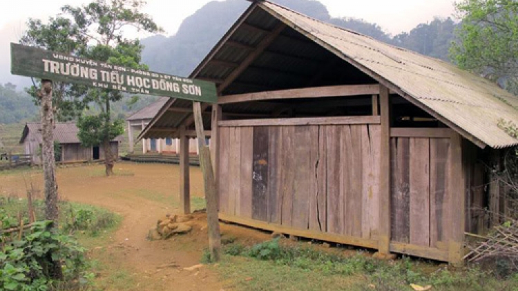 Giáo viên vùng núi khắc phục khó khăn chuẩn bị năm học mới 