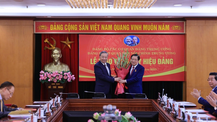 Thời sự 18h 28/8/2025:Tổng Bí thư Tô Lâm trao Huy hiệu 45 năm tuổi Đảng tặng đồng chí Phan Đình Trạc