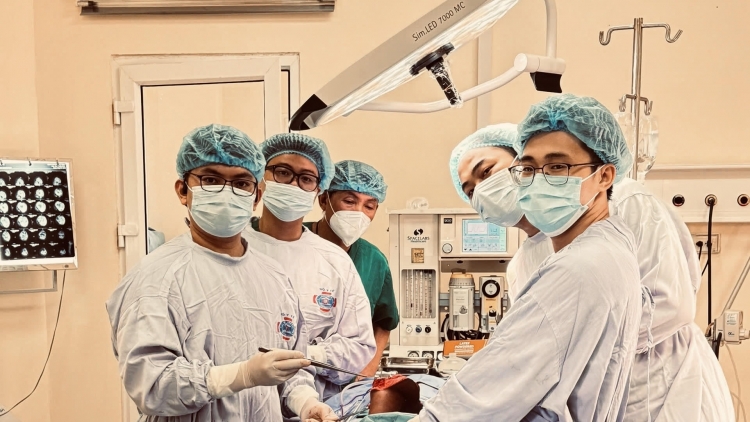 Phẫu thuật thay khớp gối bản lề tăng trưởng cho bệnh nhi ung thư xương đùi đầu tiên tại Việt Nam