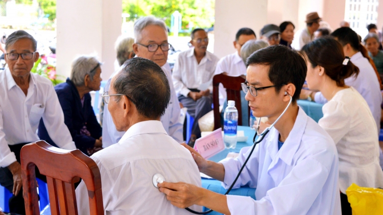 Thời sự 21h30 27/9/2025: Đề xuất khám sức khỏe miễn phí cho người cao tuổi, người nghèo từ 2026