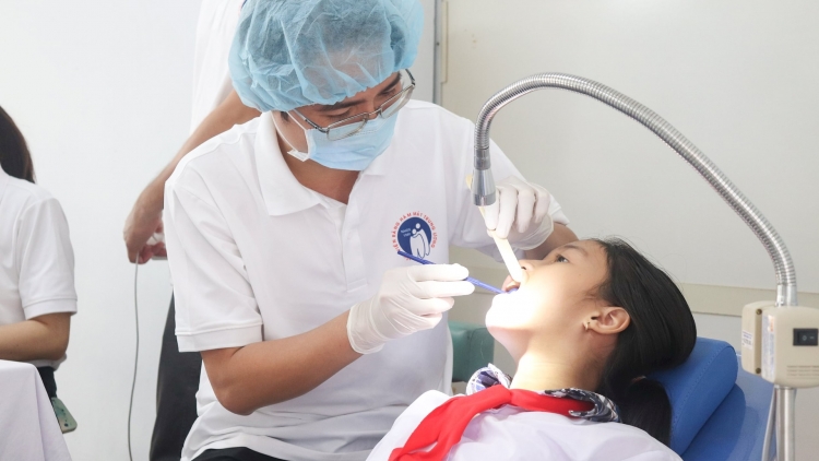 Tập huấn chăm sóc răng miệng học đường và khám chữa bệnh cho người dân Côn Đảo 