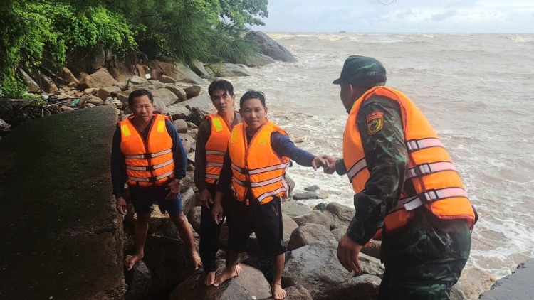 Cà Mau: Chìm tàu cá, 4 thuyền viên được cứu vớt an toàn
