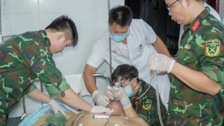 Dùng trực thăng đưa ngư dân nguy kịch về đất liền điều trị