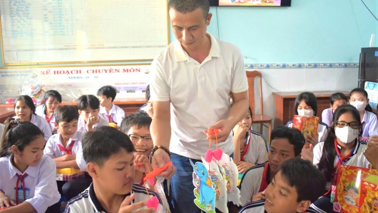 Cà Mau: Đại úy công an thắp sáng ước mơ học trò nghèo