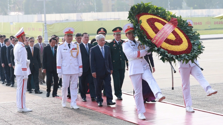 Đoàn đại biểu Đảng bộ MTTQ, các đoàn thể Trung ương vào Lăng viếng Chủ tịch Hồ Chí Minh.