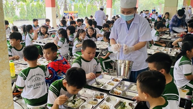 Ngộ độc thực phẩm trong trường học: Lỗ hổng nào còn tồn tại? 