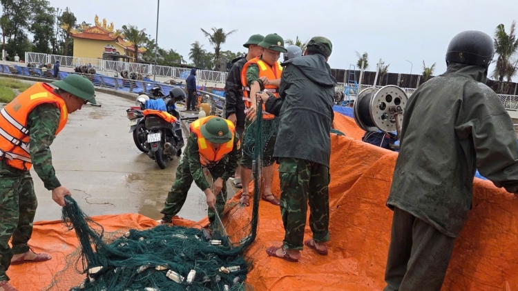 Bộ đội Biên phòng Quảng Trị giúp ngư dân trục vớt tàu cá bị chìm