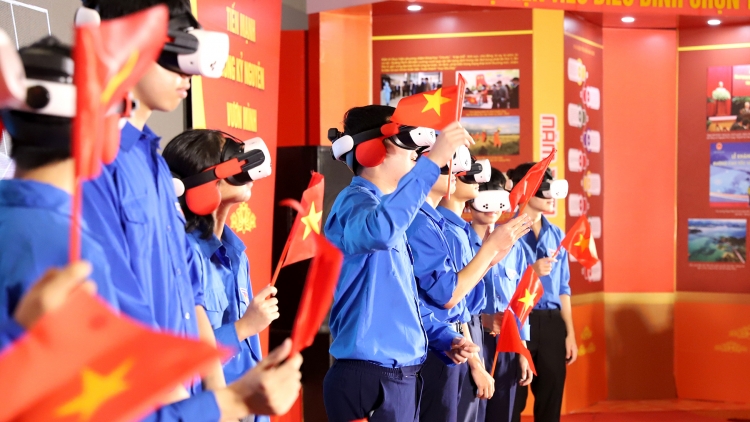 Người dân Quảng Ninh hào hứng “trở về thời khắc thiêng liêng” bằng VR và AI