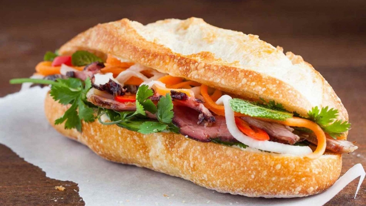 Công an vào cuộc vụ nhiều cư dân nghi ngộ độc sau khi ăn bánh mì ở TP.HCM