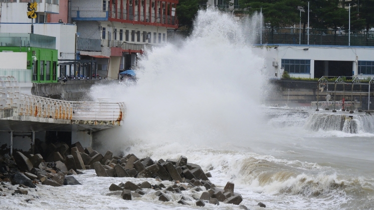 Bão Ragasa giảm cấp mạnh khi đổ bộ lần 2 vào Bắc Hải, Quảng Tây (Trung Quốc)