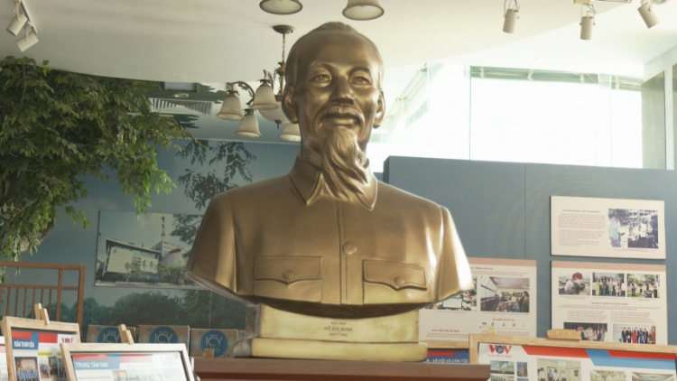 Chắt chiu từng chút đồng dựng hai bức tượng quý