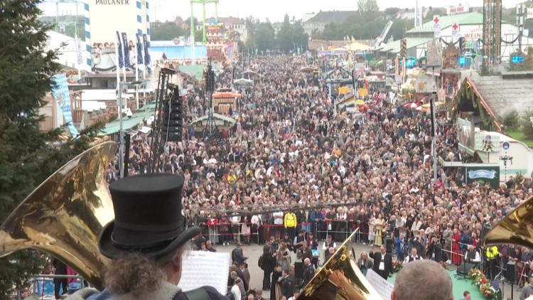 Lễ hội bia lớn nhất thế giới bùng nổ với hàng triệu du khách