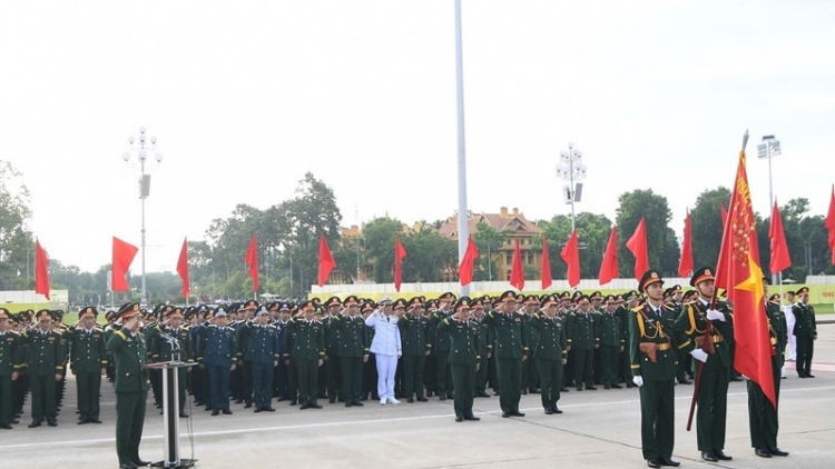 Đoàn đại biểu Điển hình tiên tiến Đại hội Thi đua Quyết thắng toàn quân lần thứ 11 báo công dâng Bác