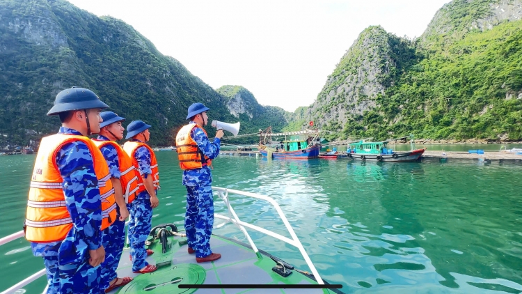 Hải đoàn 11 tích cực hỗ trợ ngư dân phòng, chống bão số 9