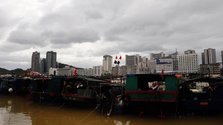 Quảng Đông, Hải Nam (Trung Quốc) đóng cửa trường học, gần 37.000 người sơ tán do bão Bualoi