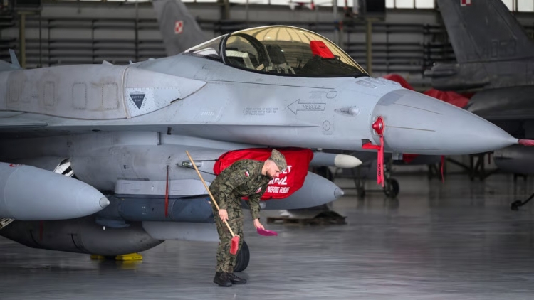 Ba Lan đóng cửa không phận, điều động máy bay chiến đấu bảo vệ an ninh biên giới