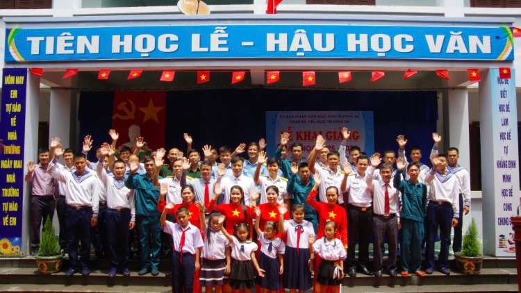 Rộn ràng khai giảng năm học ở Đặc khu Trường Sa