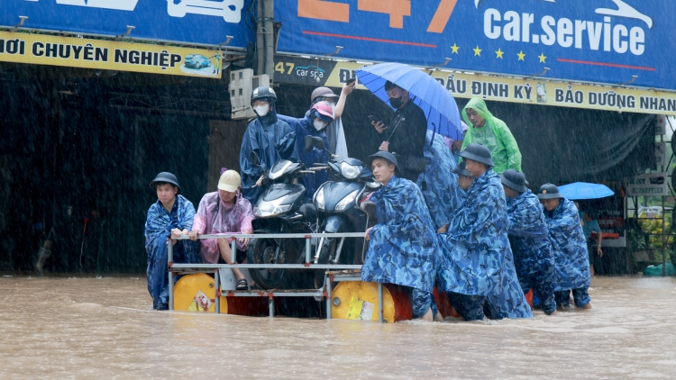 Cảnh sát biển hỗ trợ người dân qua điểm ngập lụt đoạn quốc lộ 70