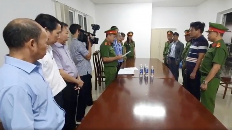 Vụ máy tán sỏi hư vẫn chữa bệnh, thu tiền: Khởi tố, bắt tạm giam 2 trưởng khoa