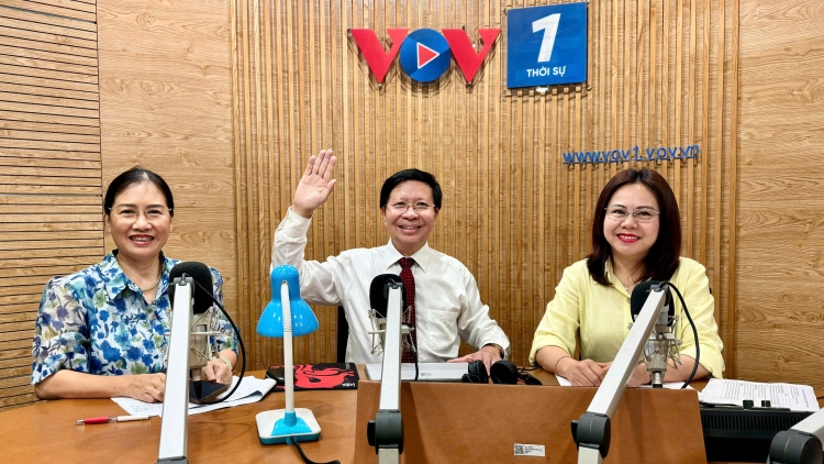 Những người lặng thầm sau cánh sóng